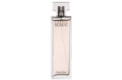 Calvin Klein 永恒时刻淡喷式女用香水 100ml，流连在恋爱花朵的氛围中，永恒美丽而欢愉。